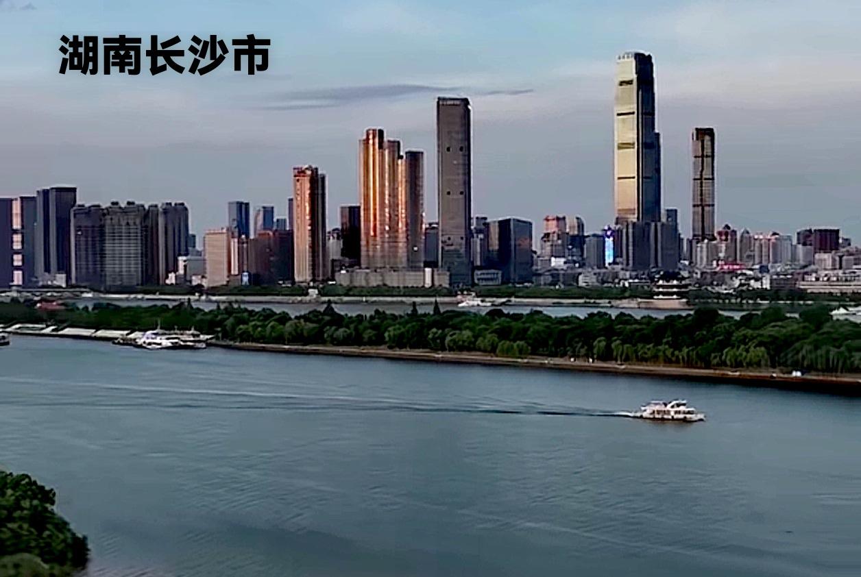从长沙的河西看长沙的河东，个人觉得！长沙的河东城市建设以及城市繁华的面貌，并没有