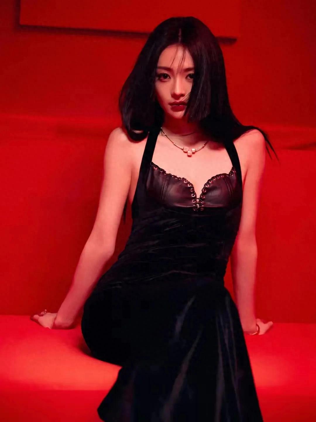周洁琼，黑色挂脖长裙，美艳动人，性感神秘！