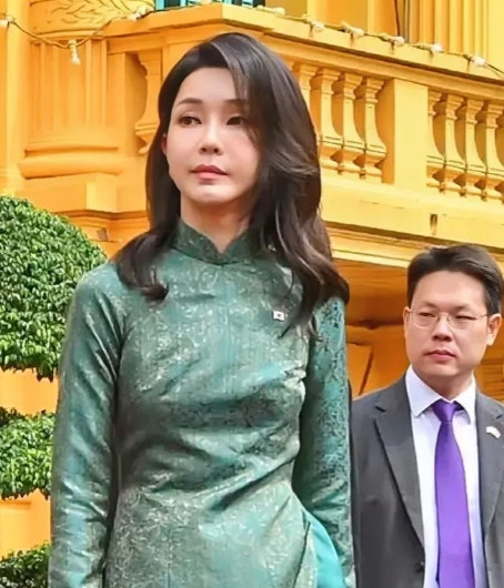 7月10日，尹锡悦已经被首尔看守所收押，情况相当艰难。据说他被关押在一个九平方米