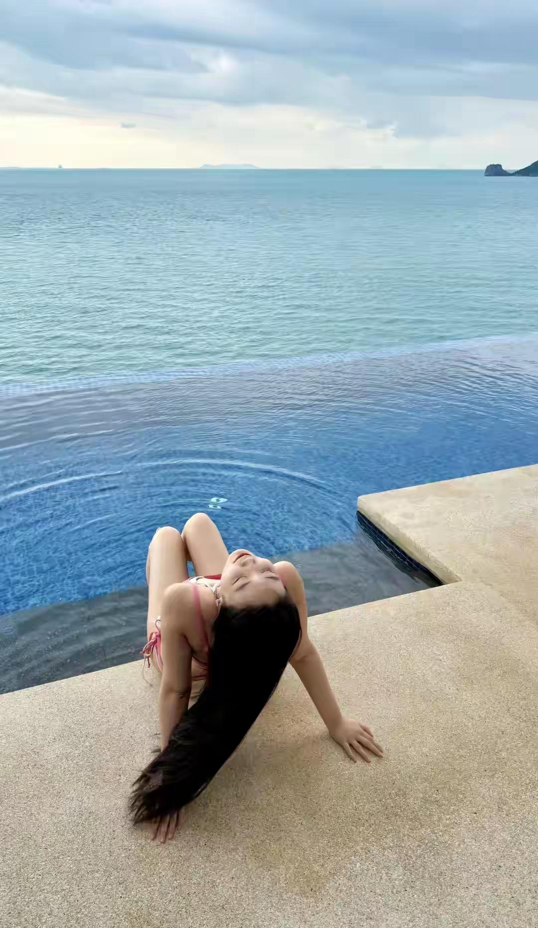 碧海潮生涌，美人倚栏望。