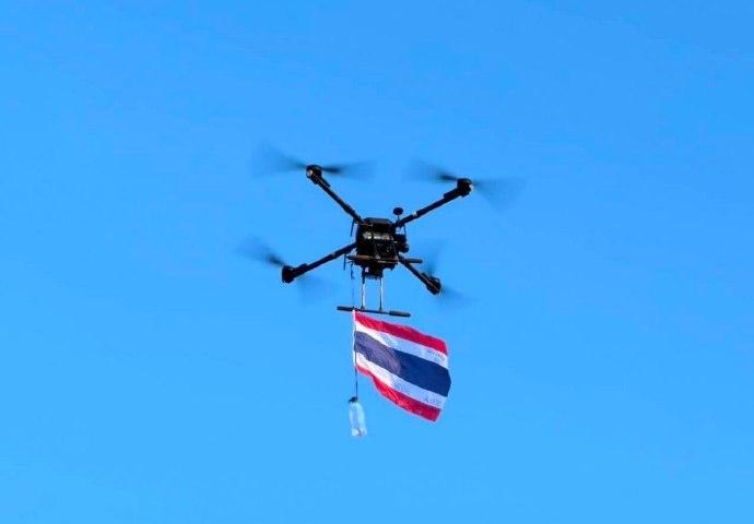 柬泰边境冲突加剧，很多中式轻武器集中亮相！大家也都知道在柬埔寨和泰国边境冲突已