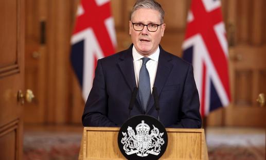 英国首相斯塔默在下议院明确发声，向特朗普政府提出郑重警告：单纯依靠轰炸，不可能让