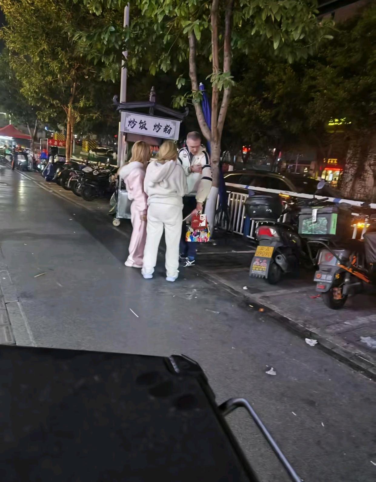 在大街上看到的这老外和两个女生在干什么？