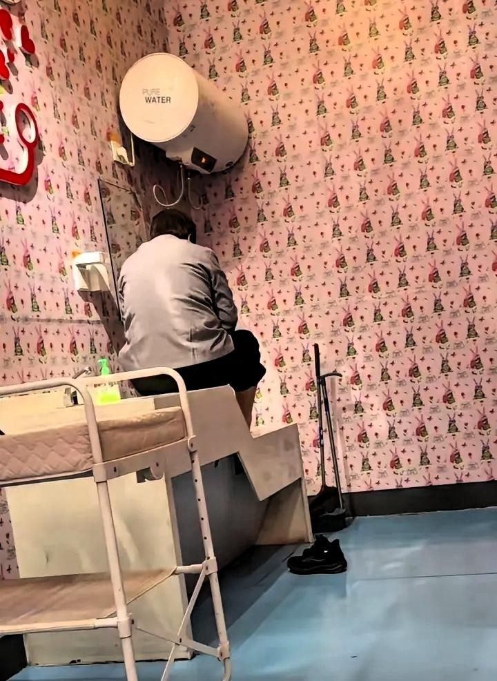 这个保洁员的脚是真金贵啊？郑州东站又以意想不到的方式出名了。郑州东站作为