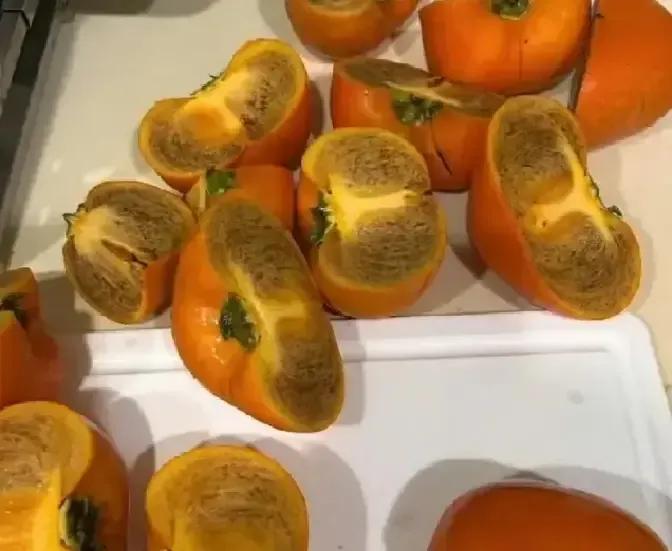 我收到陕西朋友寄的巧克力柿子，一刀切下去差点报警，黑得跟坏血病似的。二十年前家