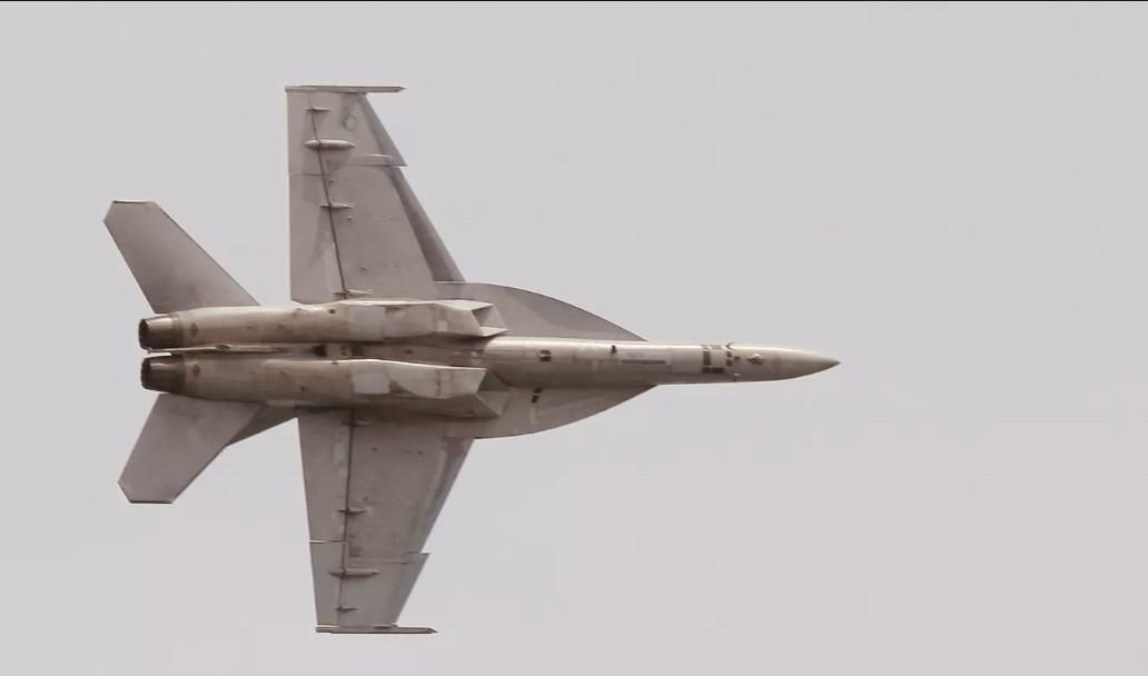 八月20日上午，美海军航空兵一架F/A-18E“超级大黄蜂”战斗机在弗吉尼亚海岸