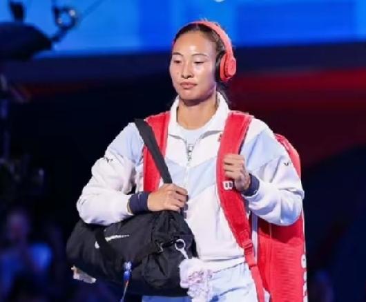 郑钦文输球的原因，非常明显，依旧是来自内心的那份冷傲，她不是输给西尼亚科娃，是输