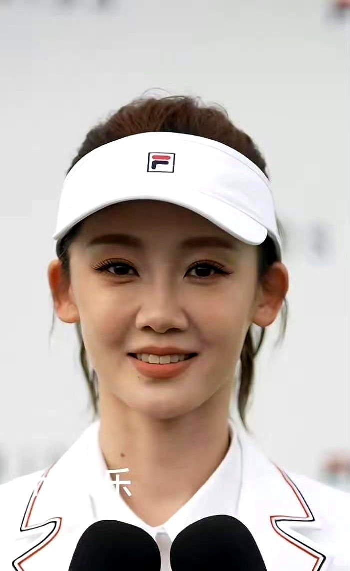 “得了，卸了妆咱俩黑眼圈一样重，谁也别羡慕谁。”方媛和苗苗聊天时交了底。方媛嫁了豪门，被镜头盯惯了。
