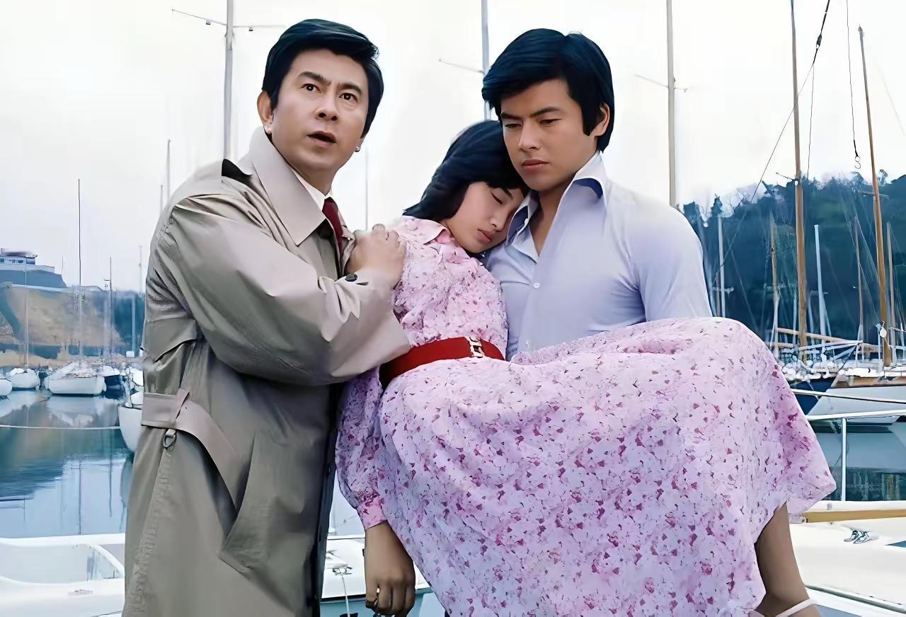 这是山口百惠最美的照片之一，她是昭和时代最美女明星之一，容貌出众，气质脱俗，一双