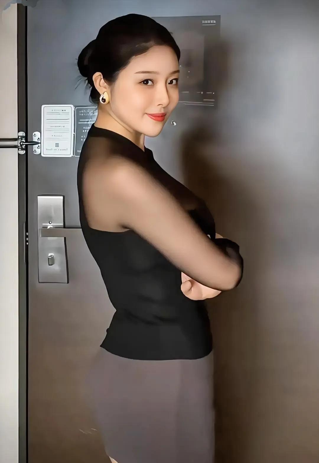 这一身穿搭把气质拿捏得死死的，美女气场两米八~～