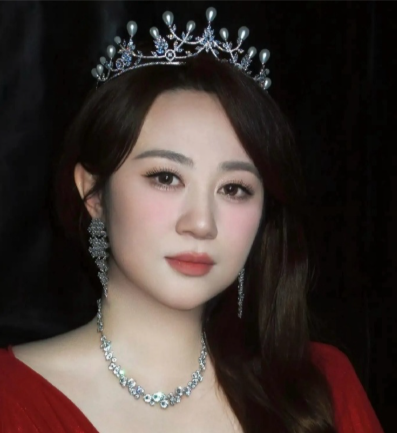 马丽化的这个妆，价值六位数王亚飞发出来感觉技术高超，挺减龄的。现场拍摄生图跟