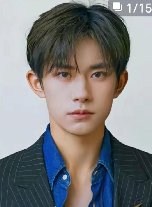 易烊千玺“停工”败下阵来易烊千玺因长期高强度工作导致关节变形、身体透支而被