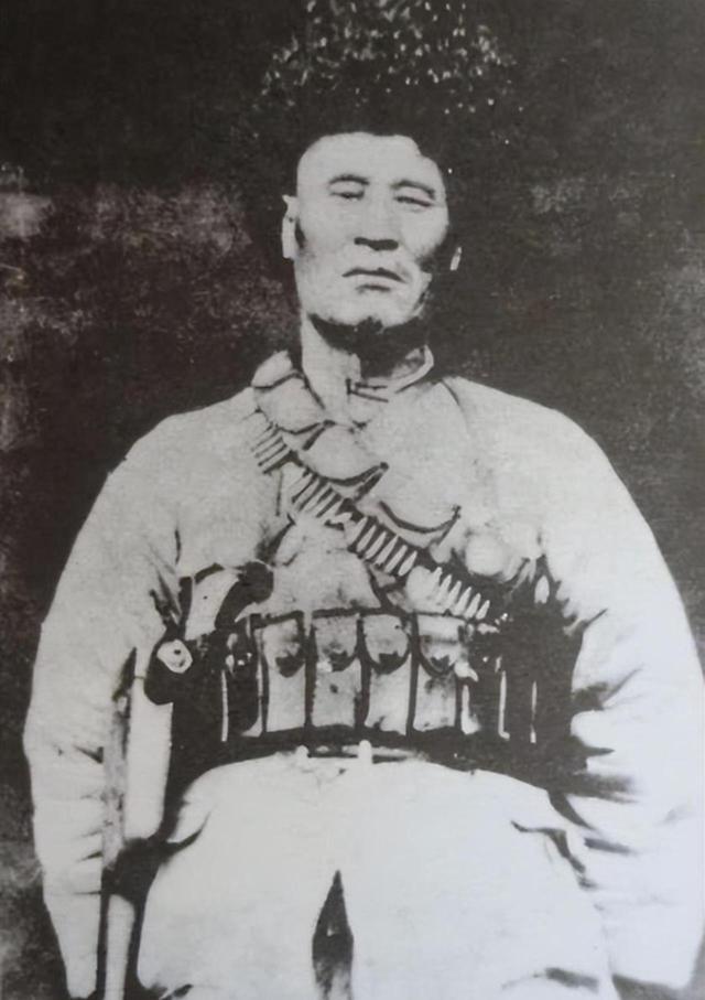 1949年，解放军一军二师骑兵营击毙一个狼狈逃窜的土匪头目，检查尸体时，从其身上