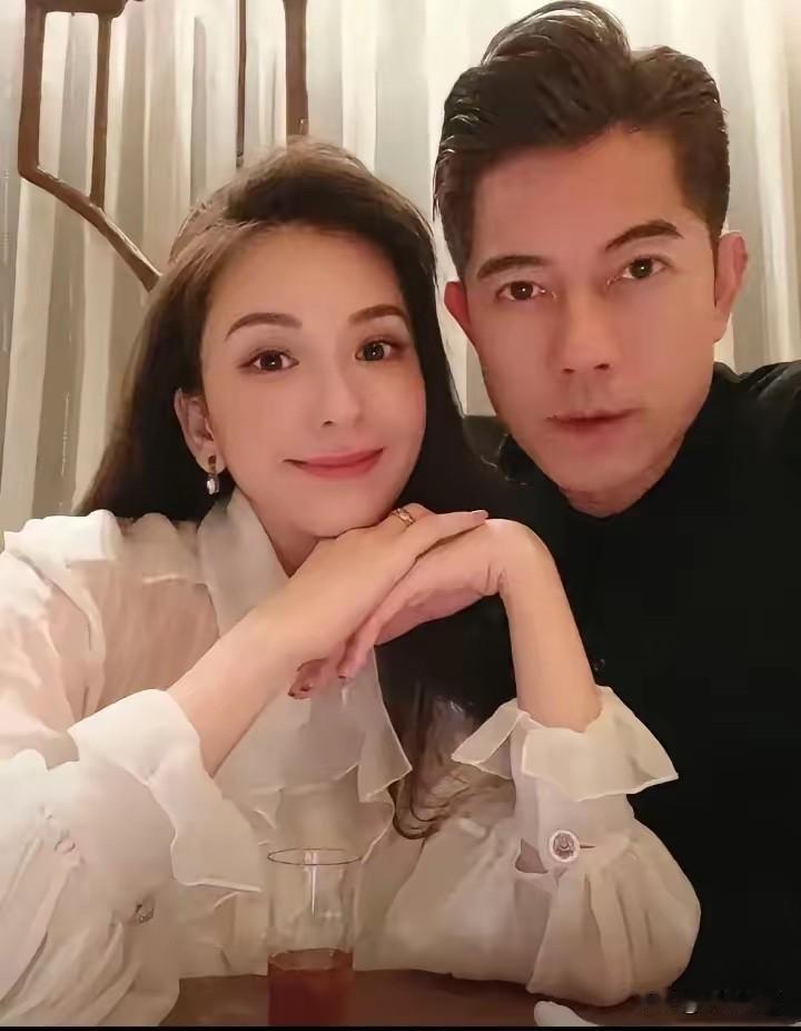 郭富城，引发热议。6月25日，60岁的郭富城，冲上热搜，有眼尖的网友发现，方