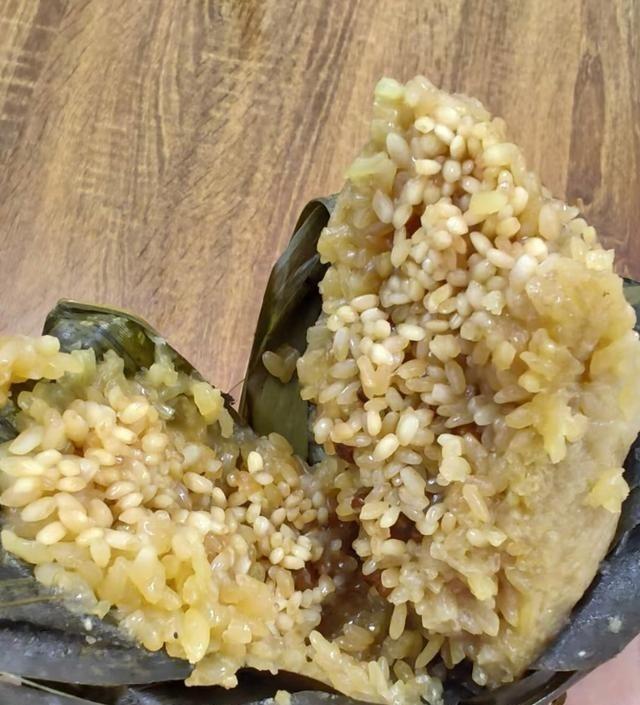 自己包粽子翻车了，花82块忙活7小时，煮出来全是夹生的。本来觉得超市粽子5块7块