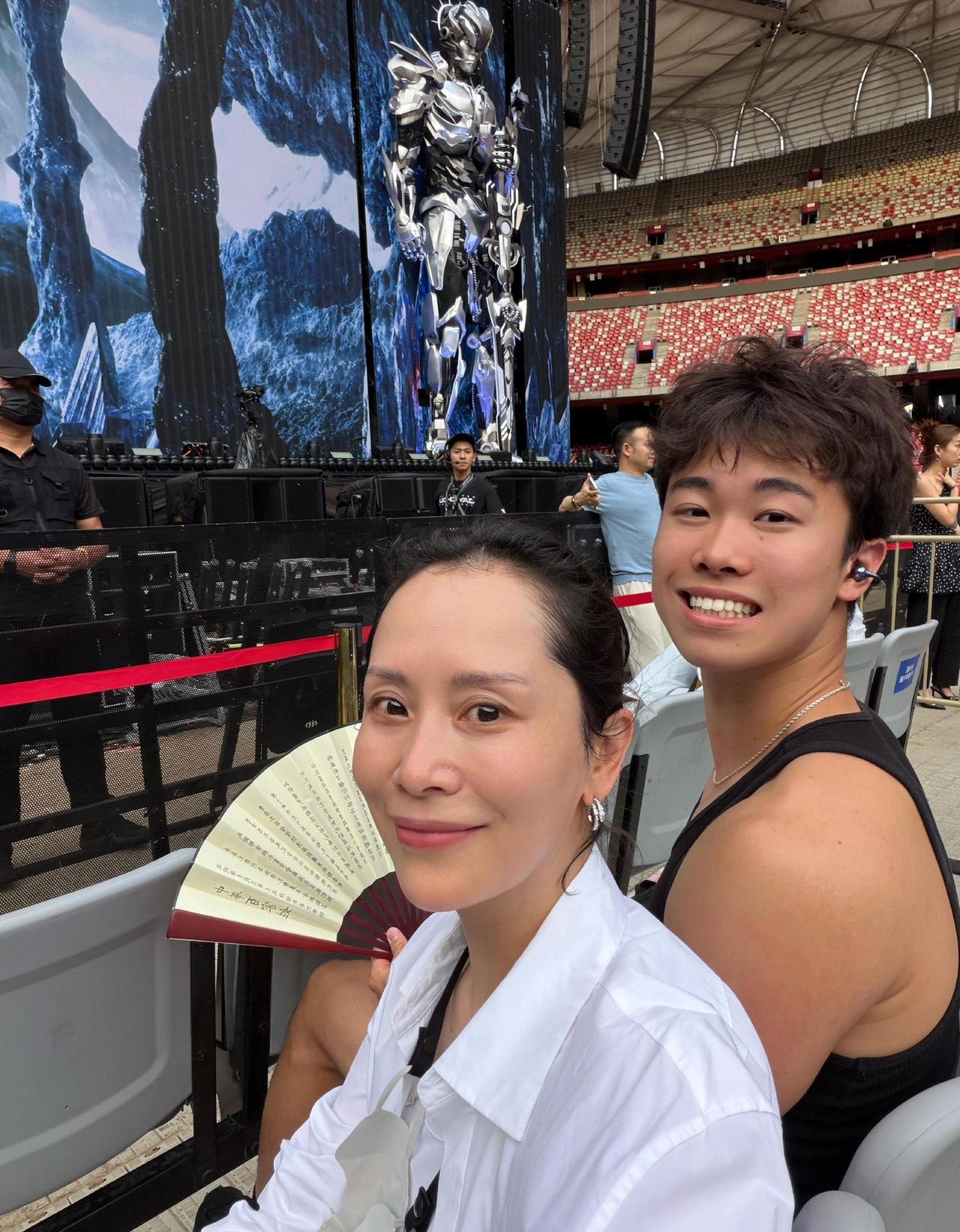 海清带19岁儿子看周杰伦演唱会——小伙子往妈旁边一站，网友：这身高是来当保镖的吧