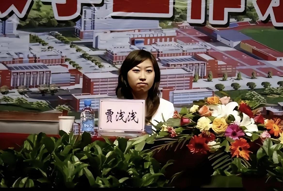两张照片应该是同一个人，但是脸型、眼睛、嘴巴、鼻子差异很大，如果不看名字，根本不