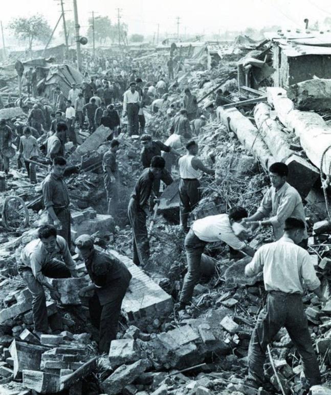 1976年，唐山大地震中，一座看守所倒塌，200多名囚犯跑出来，然而他们没有选择