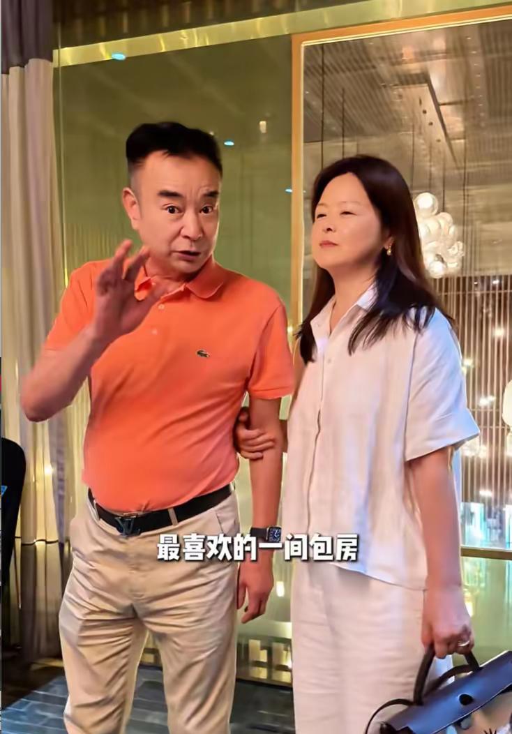 67岁的岳跃利最近在社交平台晒出二婚生活，让不少网友感慨“琼瑶剧里的父亲终于过上