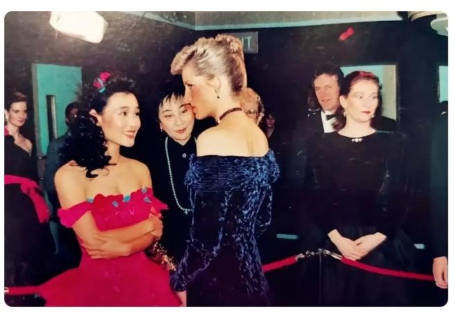 图一，1987年，陈冲求见戴安娜王妃，图二，2013年，杜海涛跪拜权志龙，图