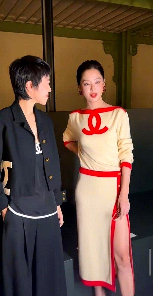 “你六几？”香奈儿大秀的头排座位上，辛芷蕾转头问旁边的窦靖童，两人就这么聊了起来。这场秀，窦靖童穿了