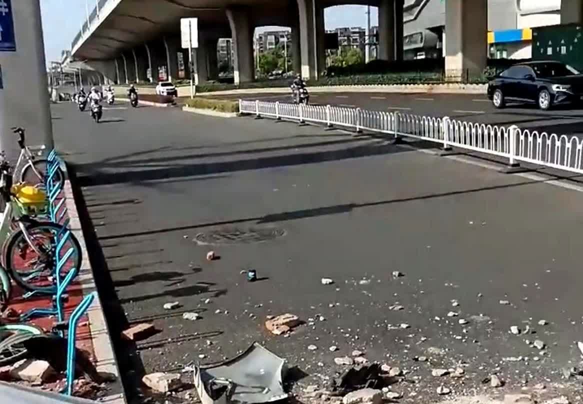 安徽安庆一驾校学员，练车时油门踩到底，冲出驾校院墙，差点撞上一位路人，撞倒路中的