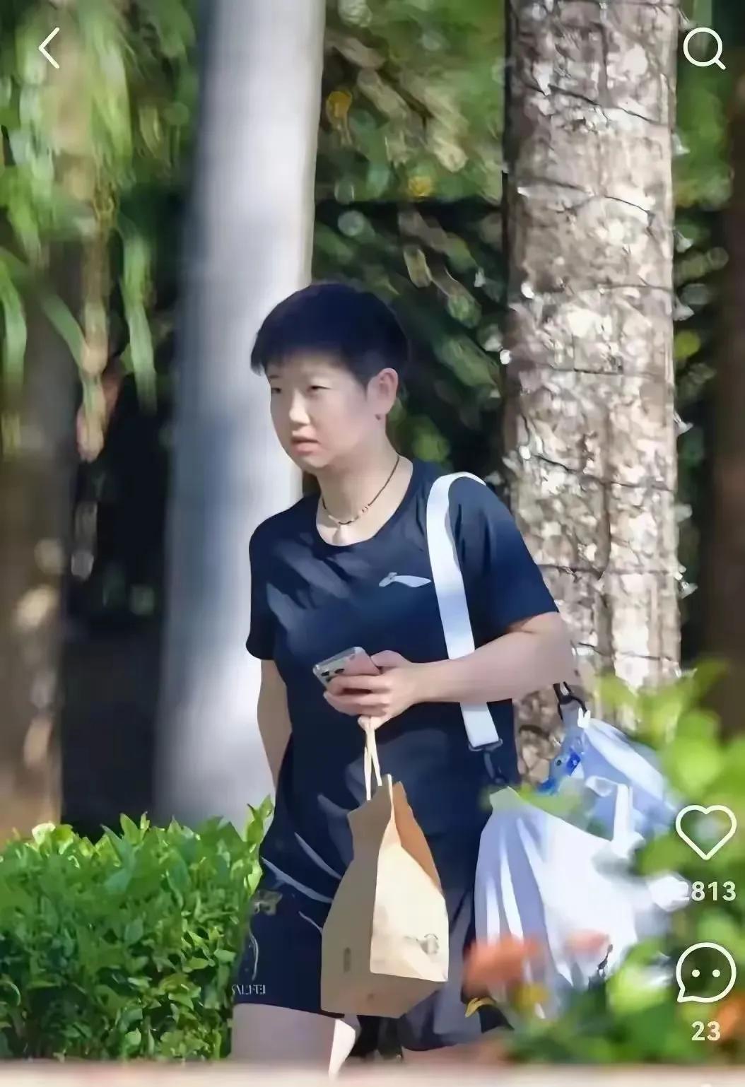 孙颖莎喝星巴克又被喷了，有人说，莎莎又要代言了，作者否认了，通过这近距离高