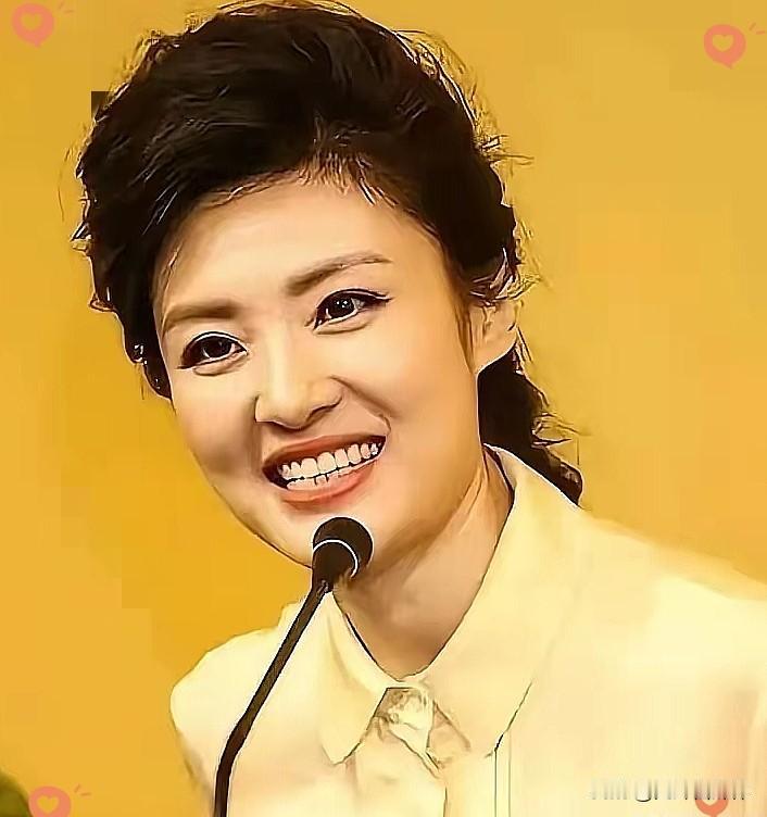 发现了吗？不仅周涛没发文悼念敬一丹，董卿也没发文。那问题就来了：为什么倪萍能