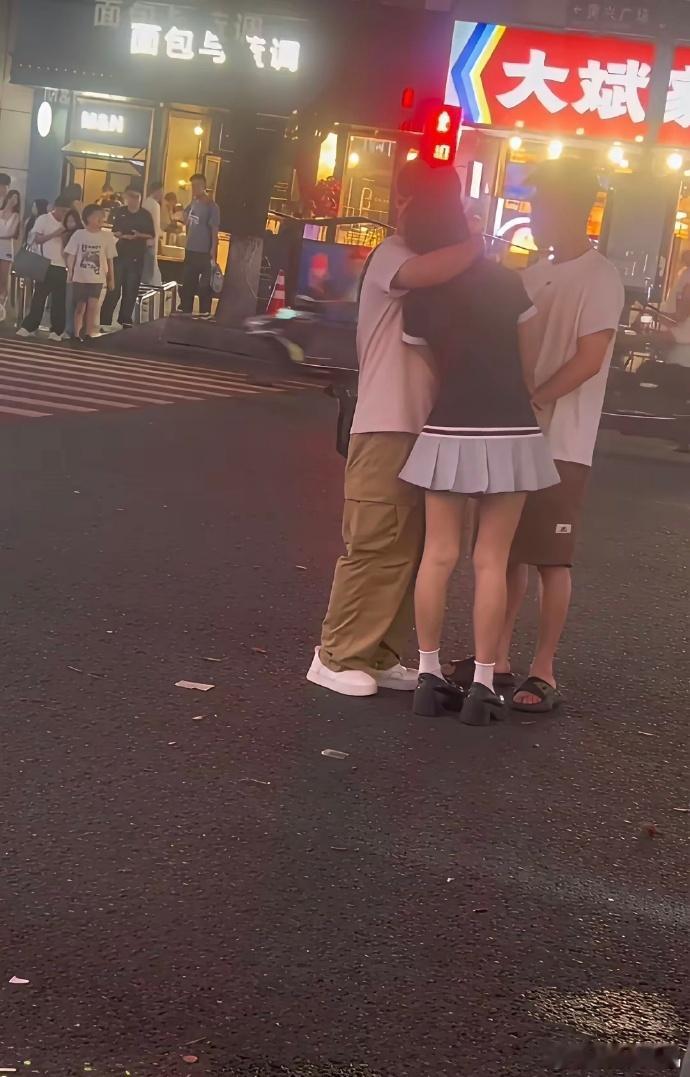 三个人的爱情这么有意思吗？[笑着哭]​​​