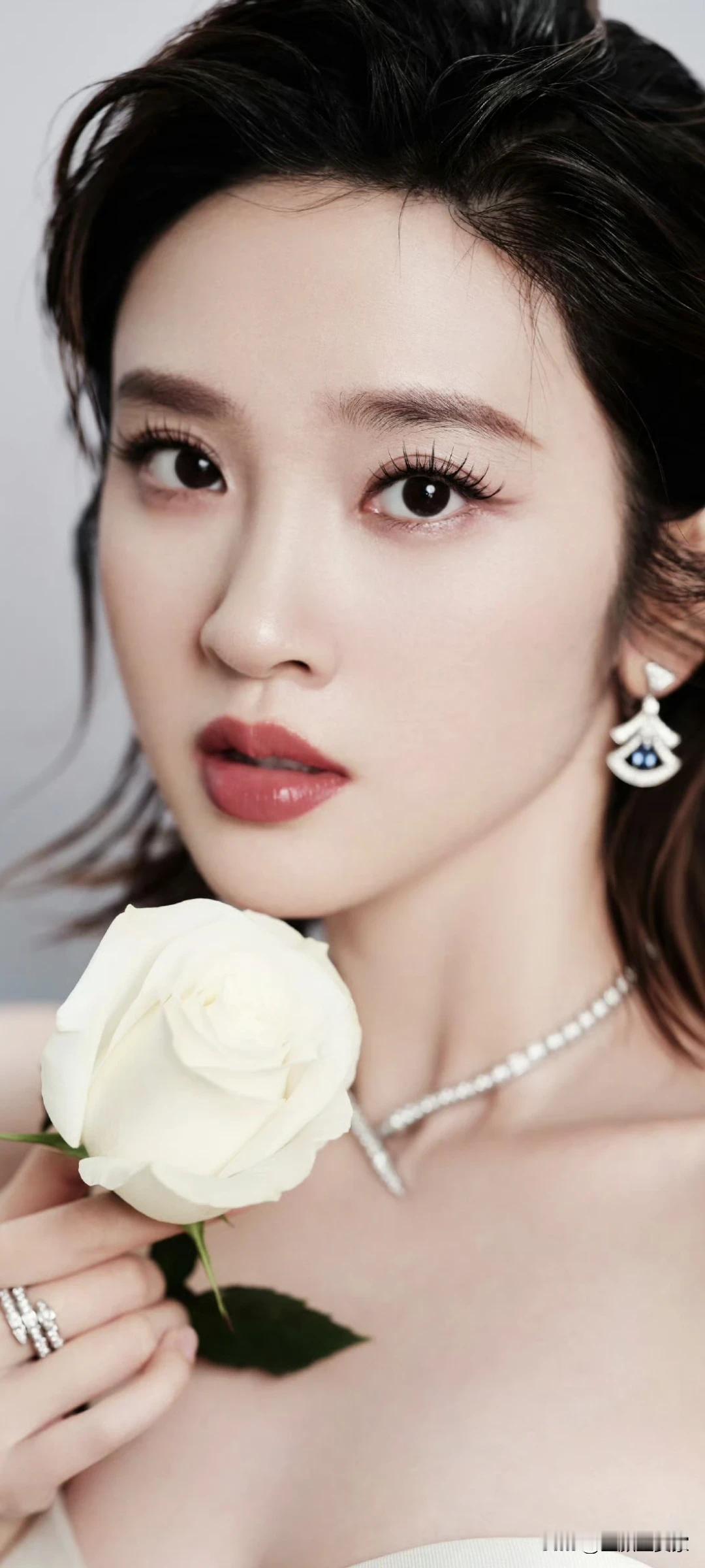 唐艺昕写真壁纸～一袭白裙似月光，手捻玫瑰自带风情！