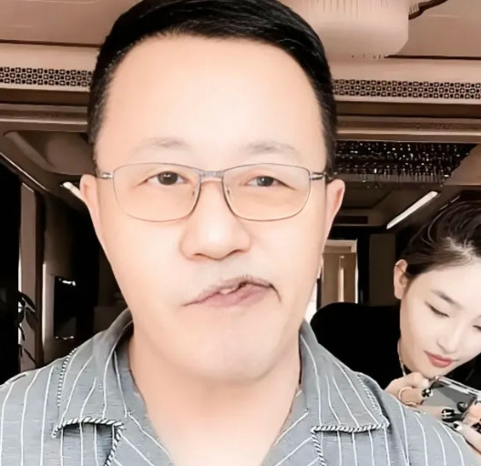 赵本山爱徒嘴歪上热搜！从“王长贵”封杀到娶娇妻，直播疑引健康猜疑