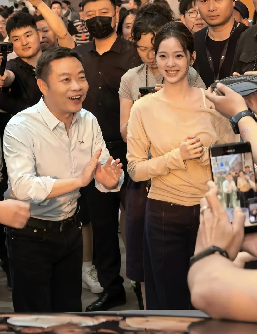欧阳娜娜这张照片简直拍绝了！看来何小鹏选她当代言人，是经过深思熟虑的，现在看