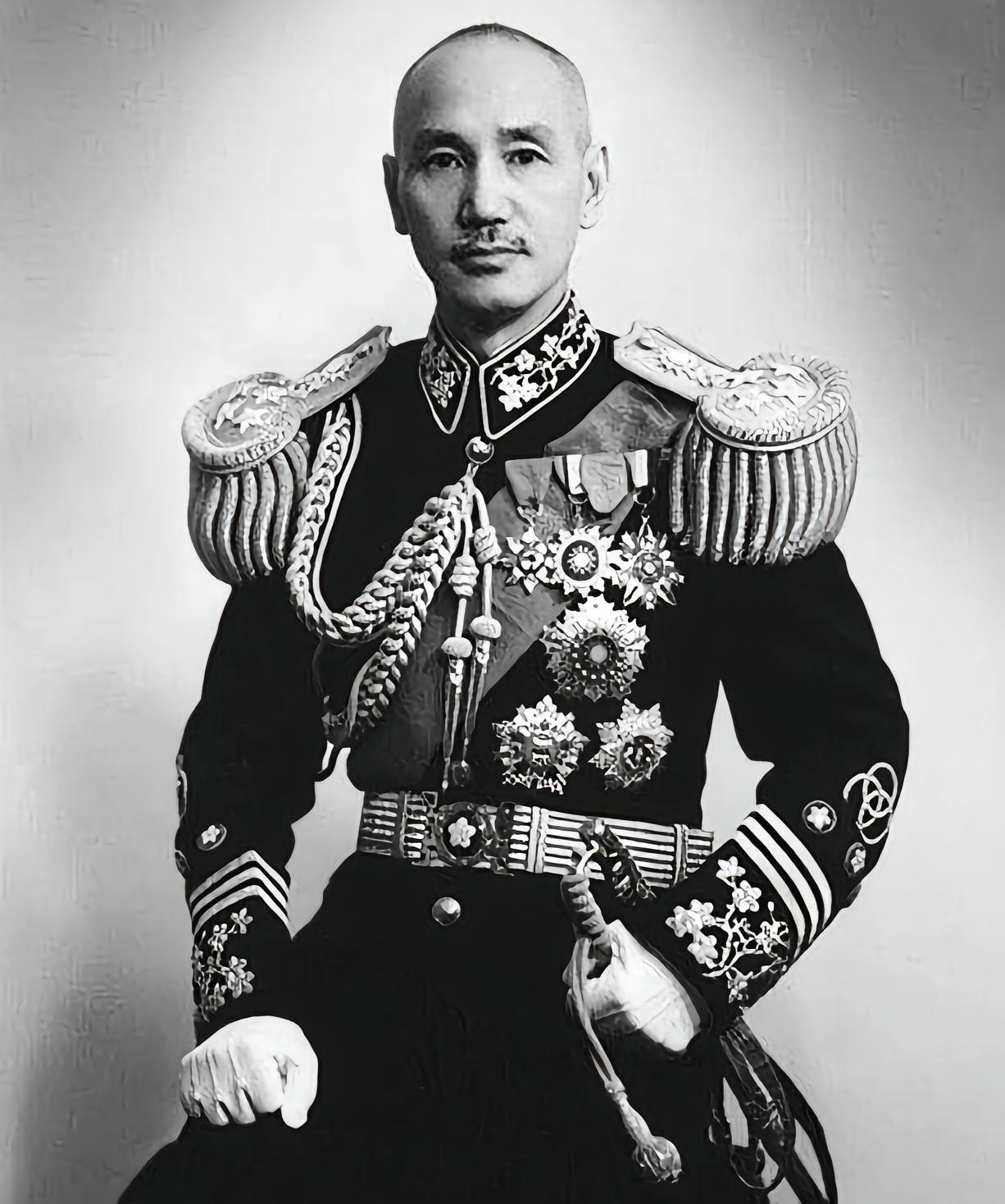 蒋介石有个让人佩服的习惯，他一辈子只喝白开水，连茶都不碰。当年，蒋介石探望生病的