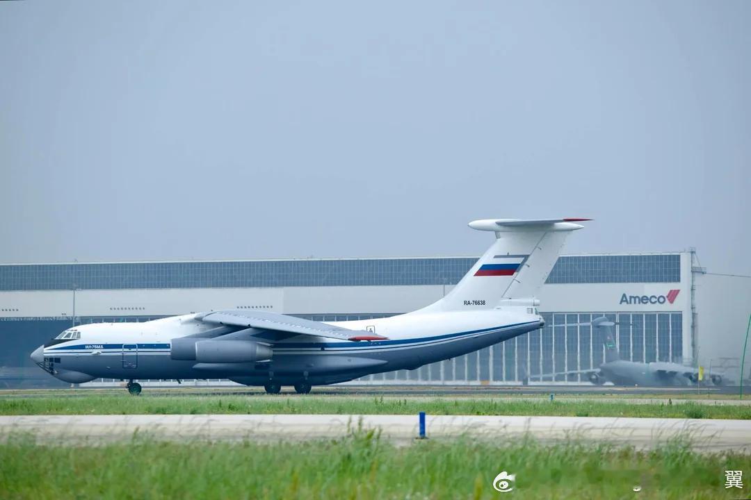 首都机场，有网友拍到俄罗斯伊尔-76和C-17同框