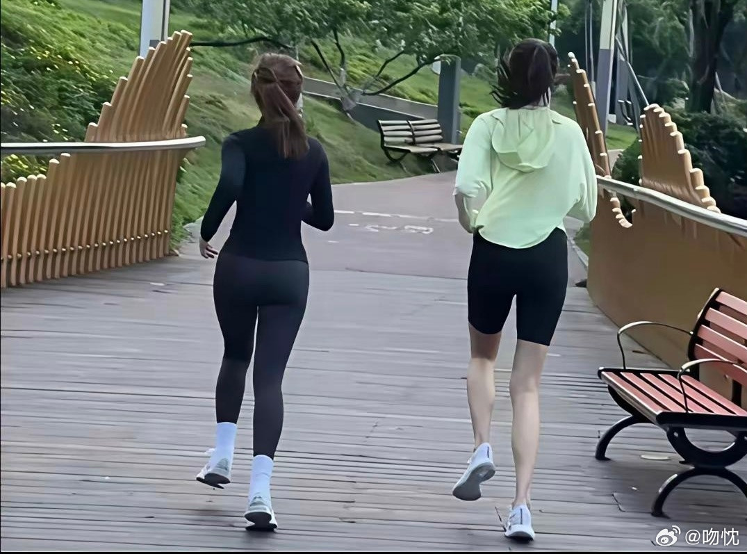 关晓彤很瘦也很高，为啥有种很壮的感觉