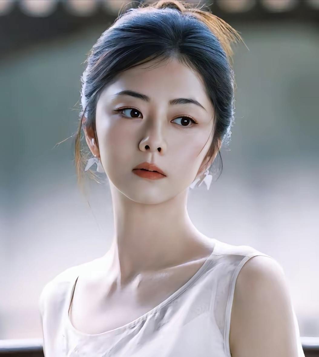 巜我的山与海》在央8播出第1、2集，我就觉得女主方婉之（谭松韶饰）太不懂事了，方