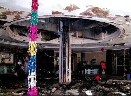 汕头潮南一条老街上，夜里突然“轰”的一声，把整条丹凤路都照成了红灯区——不是喜事