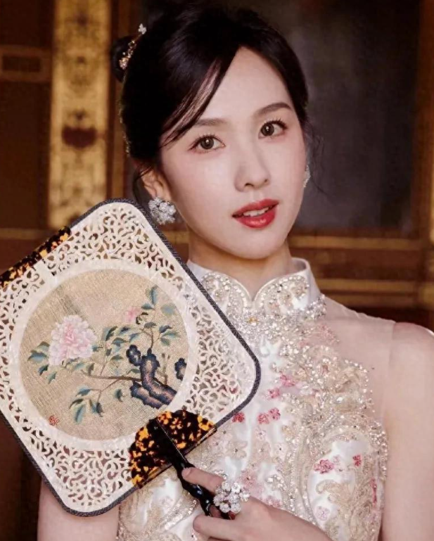 陈都灵身穿钉珠款旗袍连衣裙古典美人韵味瞬间来袭