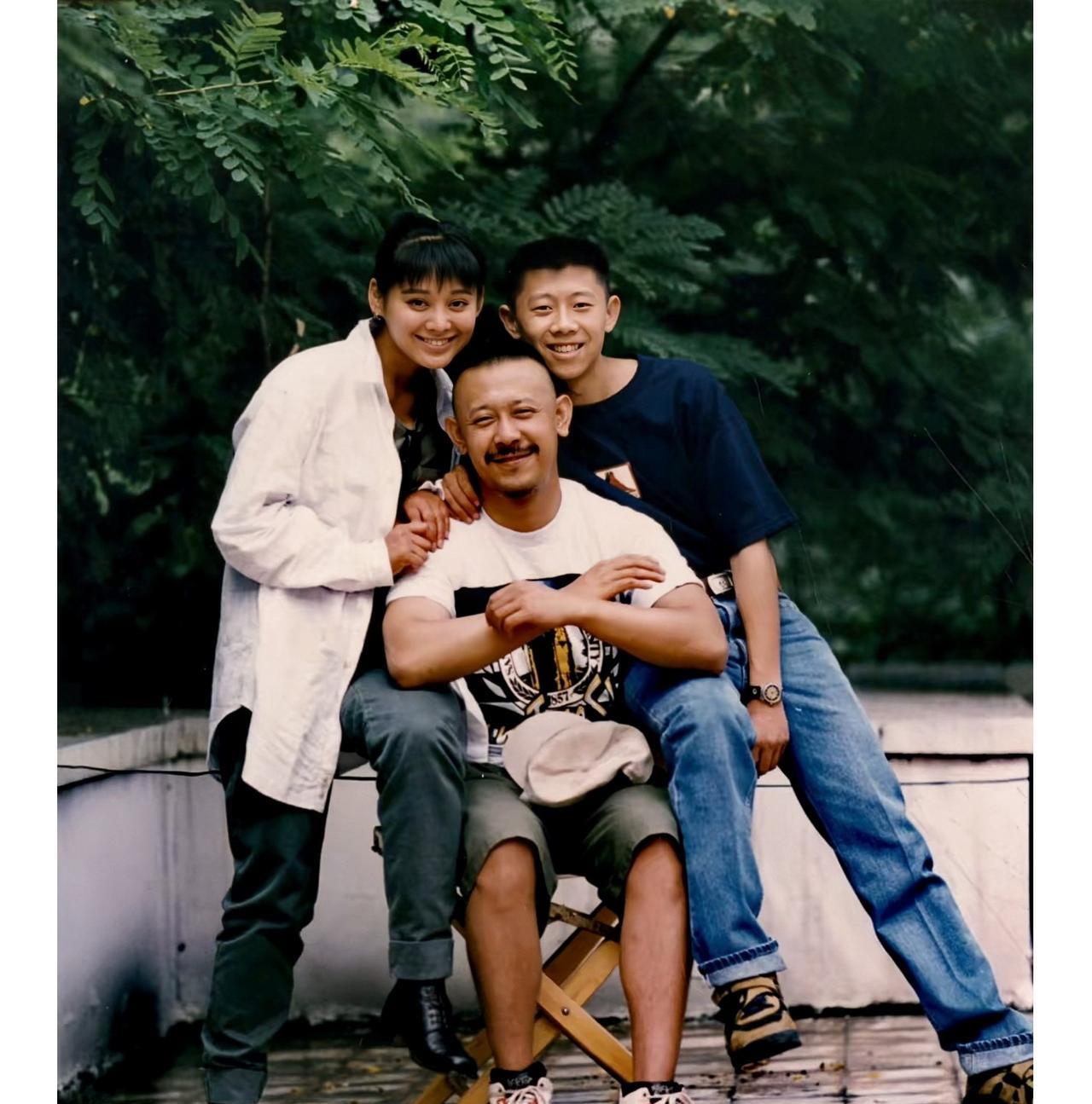 1993年，姜文与宁静和夏雨在北京，留下的美好瞬间。姜文当时30岁，宁静21岁，