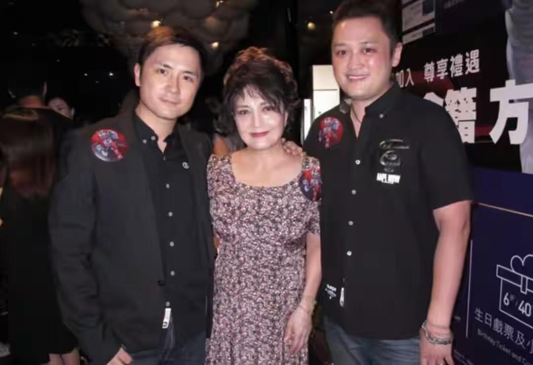 施明走了，带走的除了那根还没来得及拔掉的呼吸管，还有那个在客厅里等了三年、再也