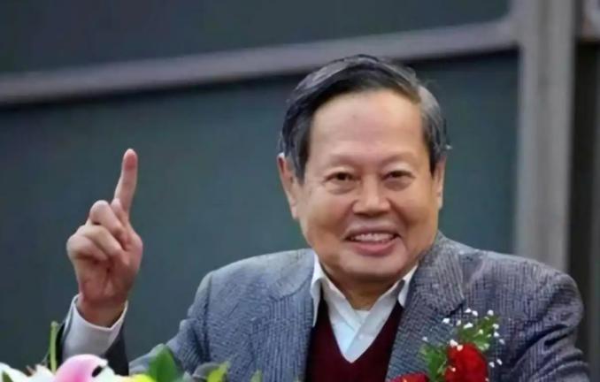 杨振宁办公室的保险柜被打开，里面没有关乎物理界终极奥秘的机密手稿，没有价值连城的
