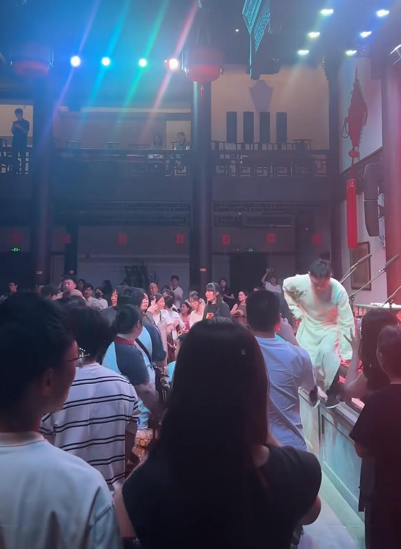 【德云社小园子突发状况，高峰栾云平处理得当被夸赞！】近日，有网友爆料高峰和栾云