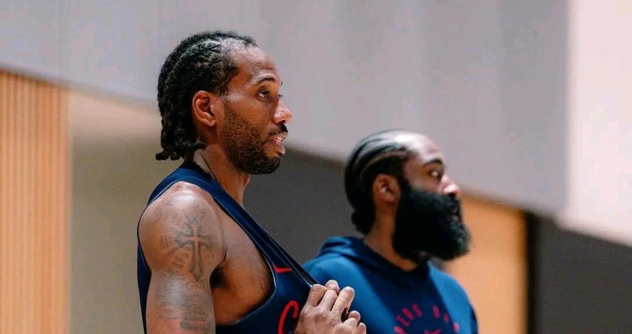 应该如何解决目前的问题呢？开会！重新调整轮换顺序以及重新分配球权。大量减少小卡