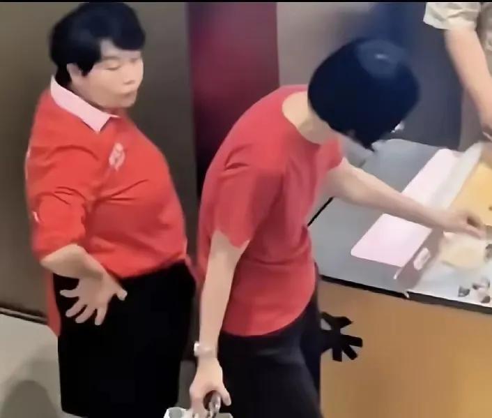 看看这个为人师表的，红衣女人，吃相有多难看。三番五次，循环往复的试吃蛋糕，人家是