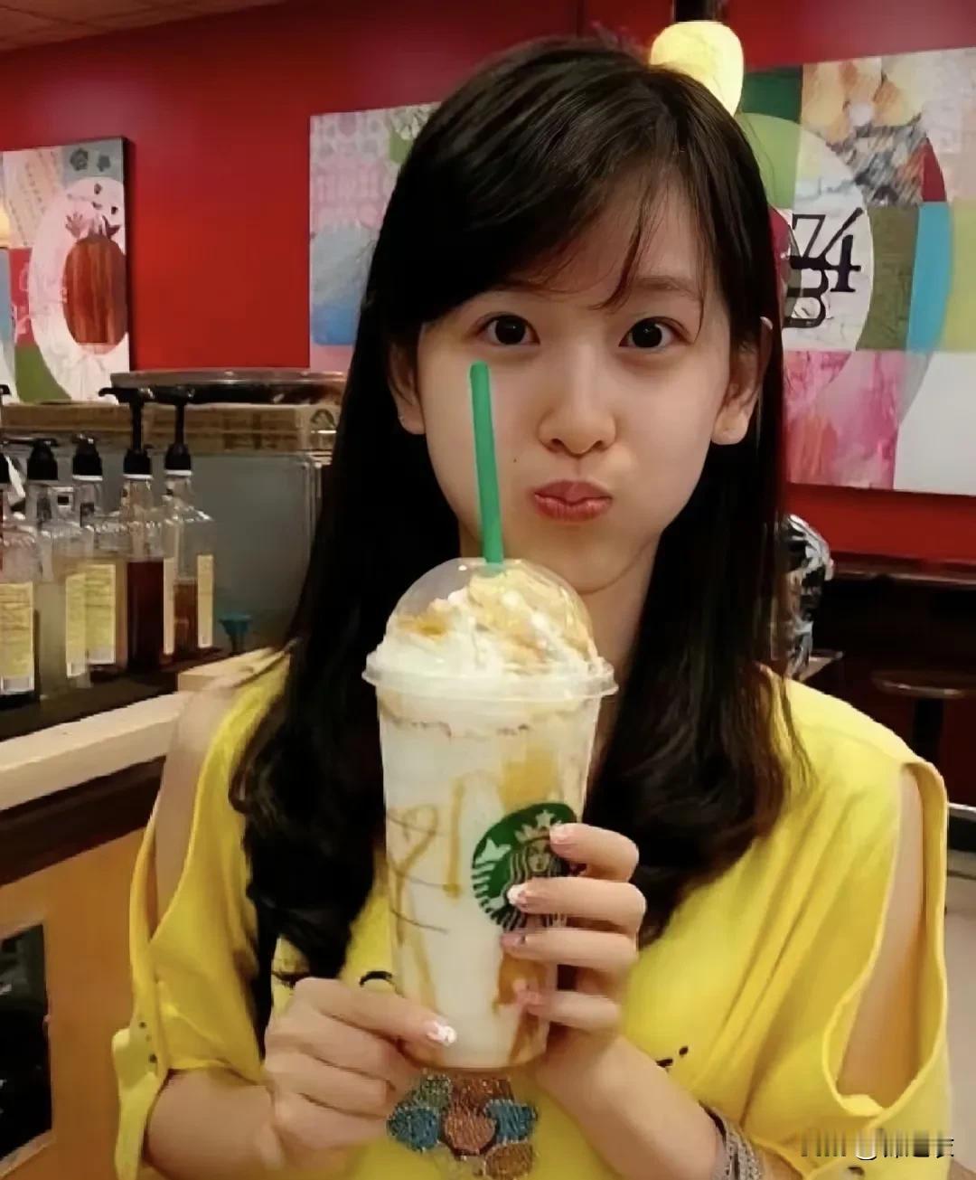 我好像是高中时候就被男同学问过奶茶妹妹的照片好看不，就是她那张手捧奶茶照片。