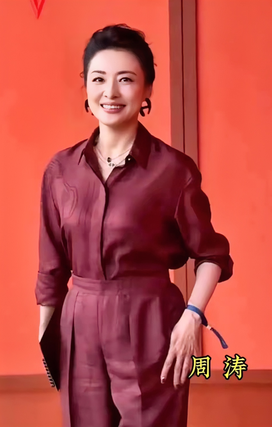周涛，这身酒红色色连体裤，高贵优雅