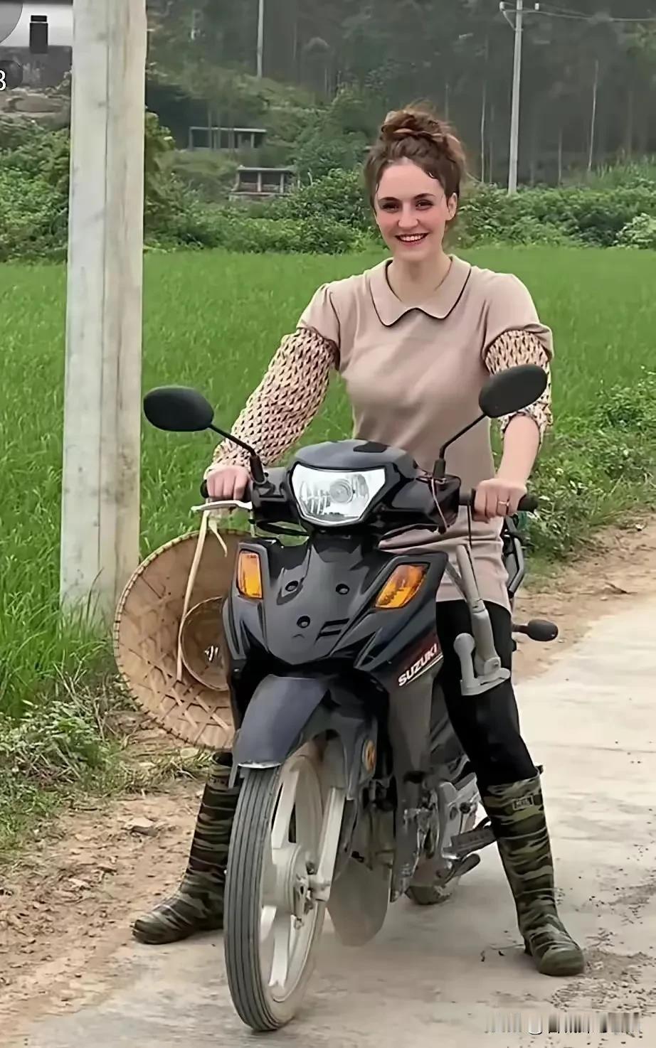 2018年，21岁意大利富家女美纳斯，瞒着父母与27岁广西农村男子相恋生子，婚后