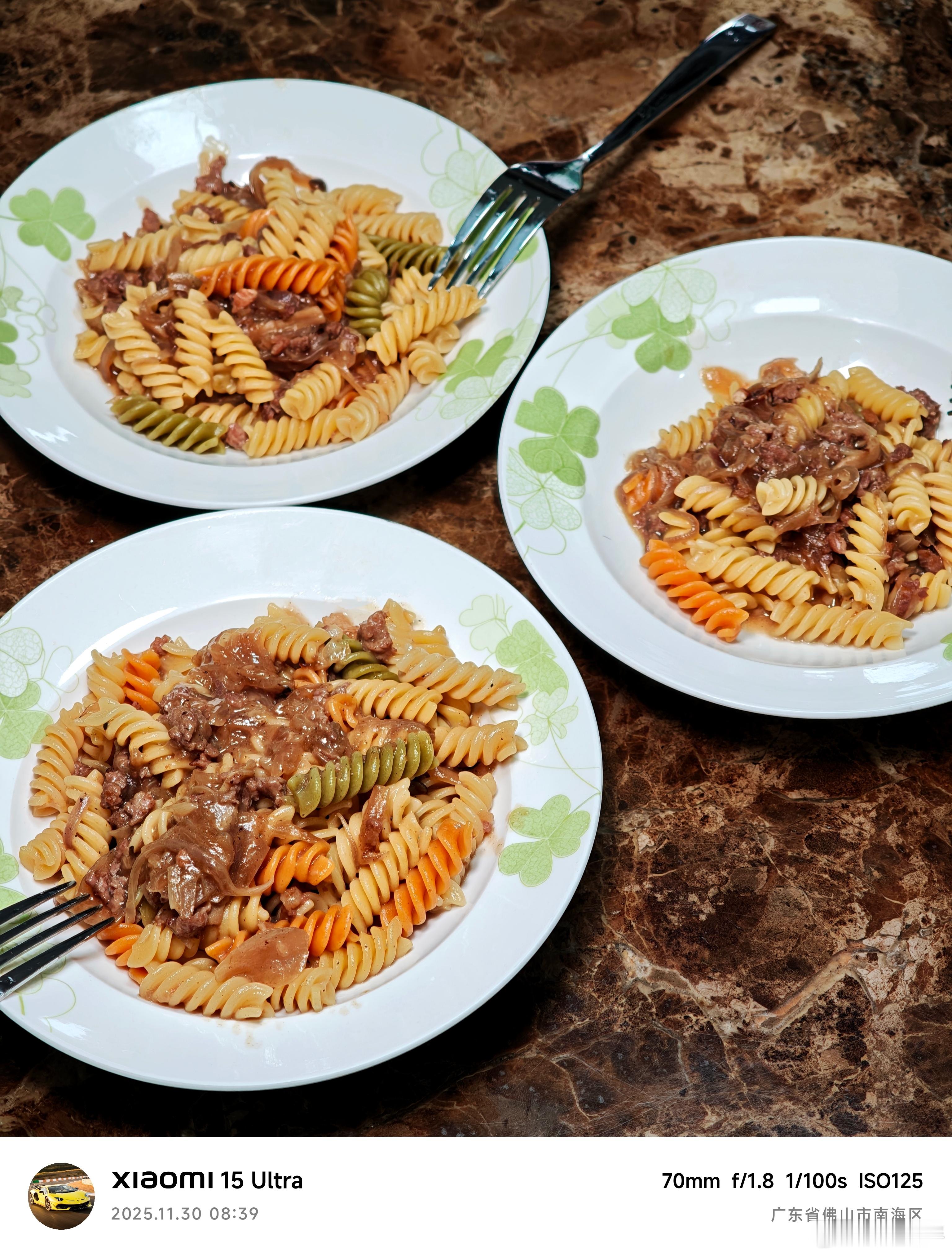 朋友们早！今天是11月最后一天，吃早餐了吗？我家传统周日吃，我爸做了奶油蘑