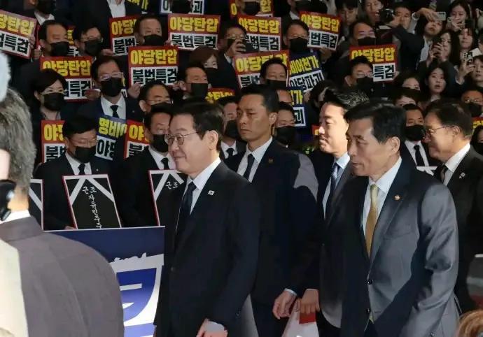 韩国总统李在明大格局，太有风度了，面对国民力量党议员在国会举牌抗议，李在明微微一