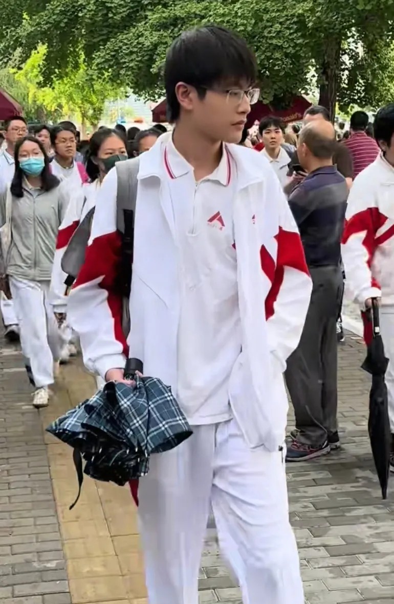 人大附中各个气质出众，一个个的长的跟答案似的，他们统一的状态就是比较从容人